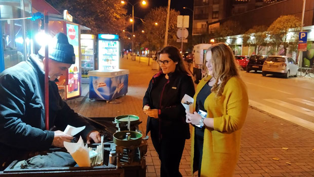 Кад падне мрак на улици распали ћумур и врућим кестењем пуни фишеке: Горанац 60 година Параћинцима пече јесењу посластицу, продавао и у Загребу